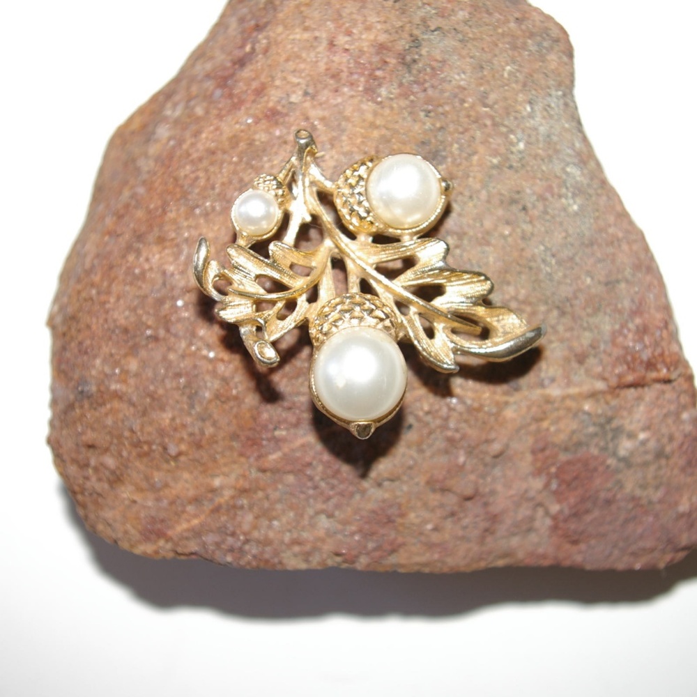 Vintage Avon Acorn Pendant Necklace Brooch - Picture 3 of 5